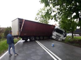 Ciężarówka z naczepą zablokowała ruch na krajowej 11