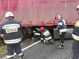 Ciężarówka z naczepą zablokowała ruch na krajowej 11