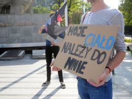 Tęczowe Opole manifestuje "milcząc", przeciwnicy LGBT głośno kontrmanifestują