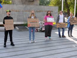Tęczowe Opole manifestuje "milcząc", przeciwnicy LGBT głośno kontrmanifestują