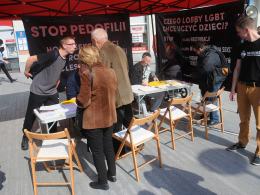 Tęczowe Opole manifestuje "milcząc", przeciwnicy LGBT głośno kontrmanifestują