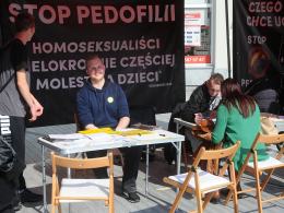 Tęczowe Opole manifestuje "milcząc", przeciwnicy LGBT głośno kontrmanifestują