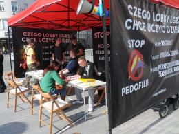 Tęczowe Opole manifestuje "milcząc", przeciwnicy LGBT głośno kontrmanifestują