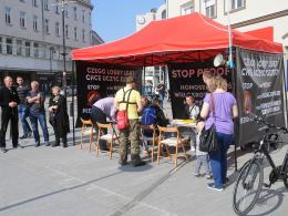 Tęczowe Opole manifestuje "milcząc", przeciwnicy LGBT głośno kontrmanifestują