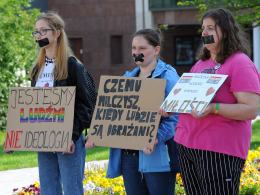 Tęczowe Opole manifestuje "milcząc", przeciwnicy LGBT głośno kontrmanifestują