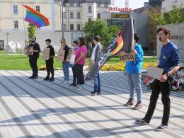 Tęczowe Opole manifestuje "milcząc", przeciwnicy LGBT głośno kontrmanifestują