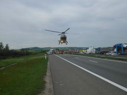 Samochód dostawczy zderzył się z tirem na A4