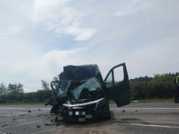 Samochód dostawczy zderzył się z tirem na A4