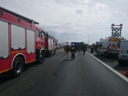 Samochód dostawczy zderzył się z tirem na A4