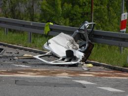 Czołowe zderzenie na DK40 w Koźlu, nie żyje kierowca