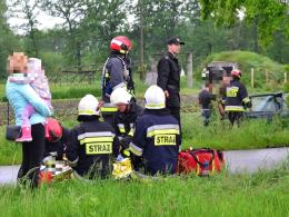 Jechała z dziećmi, na łuku drogi zjechała na przeciwległy pas ruchu