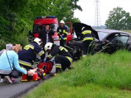 Jechała z dziećmi, na łuku drogi zjechała na przeciwległy pas ruchu
