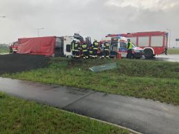Samochód ciężarowy przewrócił się na rondzie w Opolu-Wrzoskach