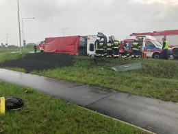 Samochód ciężarowy przewrócił się na rondzie w Opolu-Wrzoskach