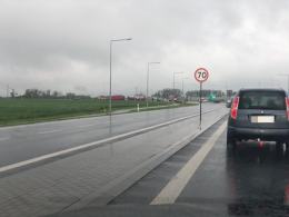 Samochód ciężarowy przewrócił się na rondzie w Opolu-Wrzoskach