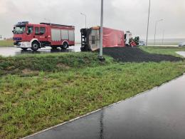 Samochód ciężarowy przewrócił się na rondzie w Opolu-Wrzoskach