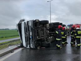 Samochód ciężarowy przewrócił się na rondzie w Opolu-Wrzoskach