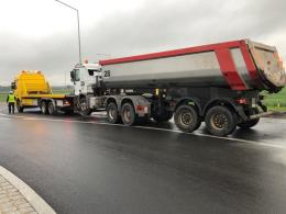 Samochód ciężarowy przewrócił się na rondzie w Opolu-Wrzoskach