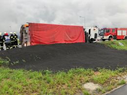 Samochód ciężarowy przewrócił się na rondzie w Opolu-Wrzoskach