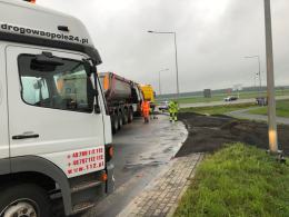 Samochód ciężarowy przewrócił się na rondzie w Opolu-Wrzoskach