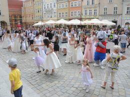 Kilkadziesiąt panien młodych przemaszerowało ulicami Opola