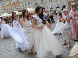 Kilkadziesiąt panien młodych przemaszerowało ulicami Opola