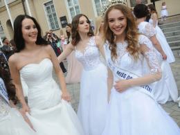 Kilkadziesiąt panien młodych przemaszerowało ulicami Opola