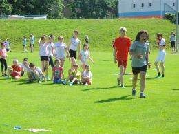 16 szkół podstawowych rywalizowało na stadionie Odry podczas sportowego Dnia Dziecka