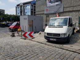 Montaż drugiej toalety bezdotykowej w centrum Opola utrudniał dojazd do pracy
