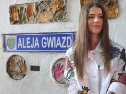 Roksana Węgiel odcisnęła dłonie w Alei Gwiazd przy Dworku Artystycznym