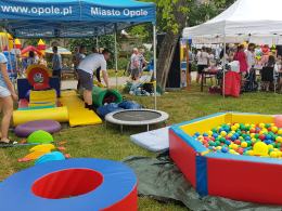 Dobra zabawa, integracja i moc "pomocy"- trwa Festyn Fundacji Dom