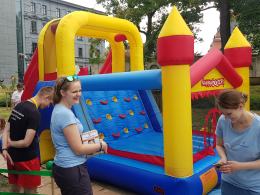 Dobra zabawa, integracja i moc "pomocy"- trwa Festyn Fundacji Dom