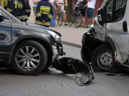 Czołowe zderzenie busa i osobówki w Opolu