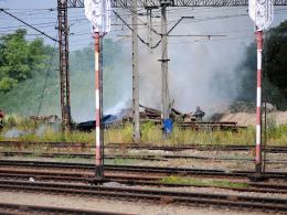 Płoną podkłady kolejowe przy ulicy Rekreacyjnej w Opolu