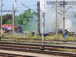 Płoną podkłady kolejowe przy ulicy Rekreacyjnej w Opolu