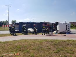 Ciężarówka przewróciła się na rondzie w Ligocie Dolnej