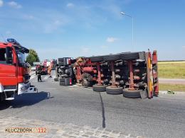 Ciężarówka przewróciła się na rondzie w Ligocie Dolnej