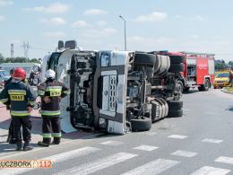 Ciężarówka przewróciła się na rondzie w Ligocie Dolnej