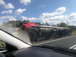 Samochód ciężarowy wypadł z drogi na łuku jezdni