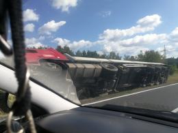 Samochód ciężarowy wypadł z drogi na łuku jezdni