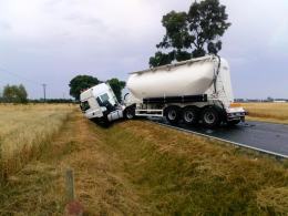 Czołowe zderzenie Renault i ciężarówki w gminie Olesno. Nie żyje 49-letnia kobieta
