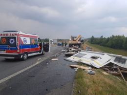 Samochód ciężarowy wjechał w lawetę z kamperem. Zablokowany odcinek A4 w kierunku Katowic