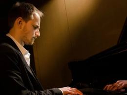 Producent muzyczny, inżynier dźwięku, pianista, ale również policjant opolskiego garnizonu