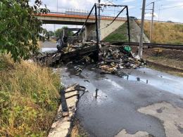 Auto z odpadami spłonęło przy torach na Niemodlińskiej