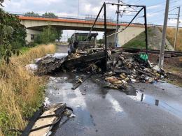 Auto z odpadami spłonęło przy torach na Niemodlińskiej