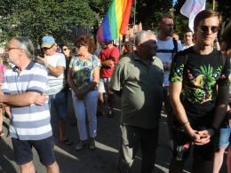 Pikieta przeciw nienawiści i kontrmanifestacja przeciw pedofilii na Placu Daszyńskiego