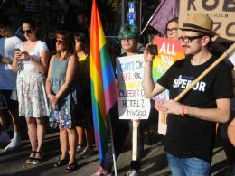 Pikieta przeciw nienawiści i kontrmanifestacja przeciw pedofilii na Placu Daszyńskiego
