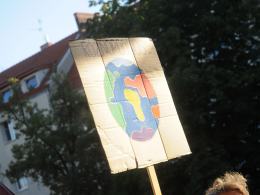Pikieta przeciw nienawiści i kontrmanifestacja przeciw pedofilii na Placu Daszyńskiego