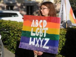 Pikieta przeciw nienawiści i kontrmanifestacja przeciw pedofilii na Placu Daszyńskiego