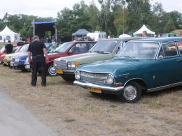 Stare zabytkowe pojazdy zjechały do Dobrzenia Wielkiego. Trwa XII Zlot Oldtimerów
